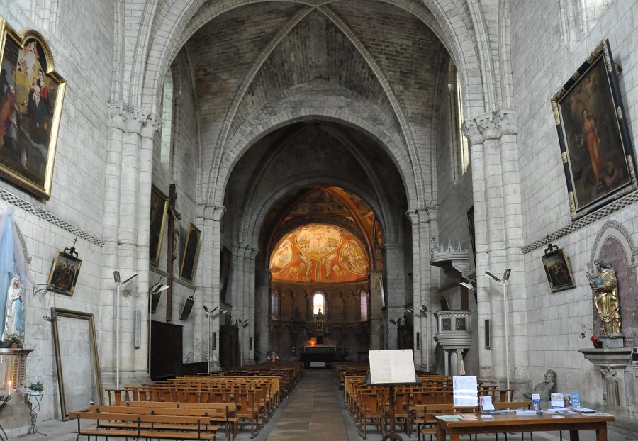 Vue de la nef de l'église Saint-Sauveur. Vue de la nef de l'église Saint-Sauveur.