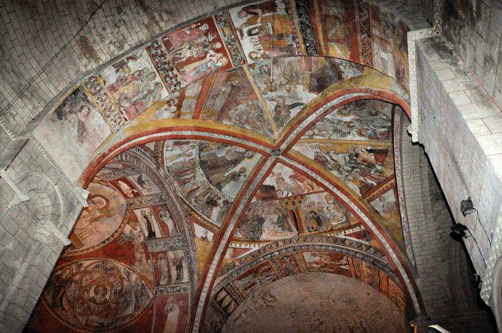 Vue d'ensemble des peintures murales dans le transept et l'abside Vue d'ensemble des peintures murales dans le transept et l'abside
