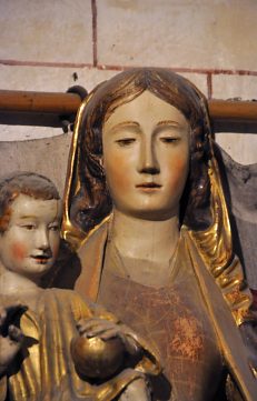 Statue de la Vierge à l'Enfant, détail. Statue de la Vierge à l'Enfant, détail.
