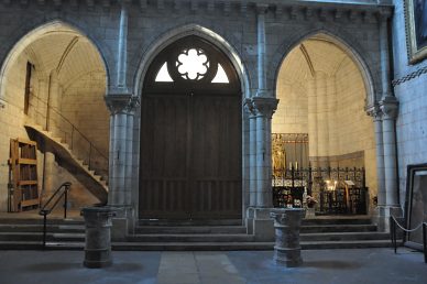 L'avant-nef et la chapelle occidentale de la Vierge (sur la droite).