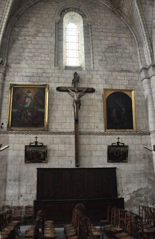 Le Christ en croix et l'élévation nord. Le Christ en croix et l'élévation nord.