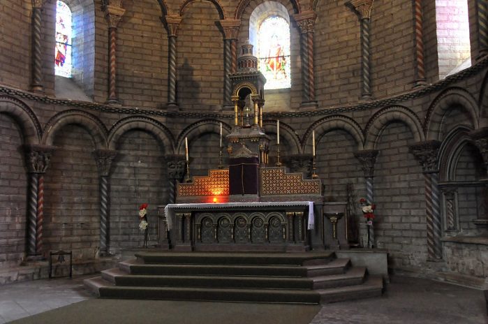 Le maître-autel et la double rangée d'arcades romanes dans  l'abside.