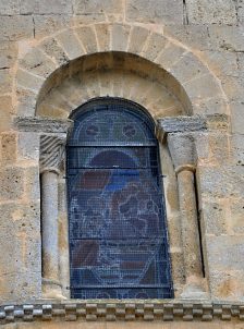 Fenêtre romane dans le chevet. Fenêtre romane dans le chevet.