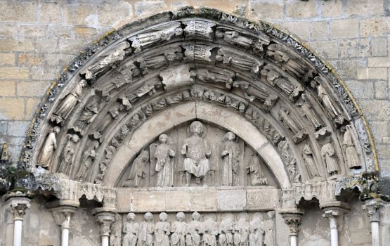 L'ornementation du portail de Saint-Sauveur remonte au XIIIe siècle. L'ornementation du portail de Saint-Sauveur remonte au XIIIe siècle.