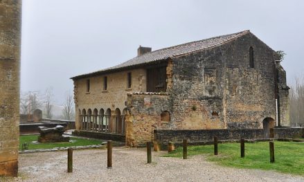 Vue d'ensemble du cloître.