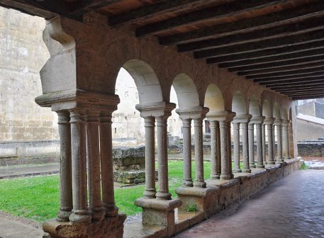 Le cloître de l'église Saint–Sauveur disposait d'une fort belle architecture romane.