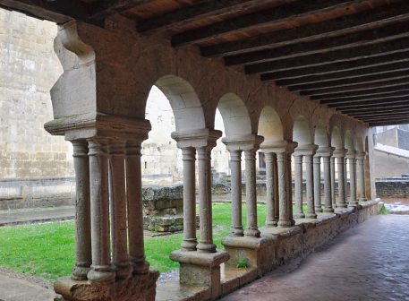 Le cloître de l'église SaintSauveur disposait d'une fort belle architecture romane. Le cloître de l'église SaintSauveur disposait d'une fort belle architecture romane.