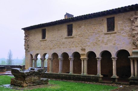 À côté du mur sud de l'église, on peut  voir le reste du cloître.