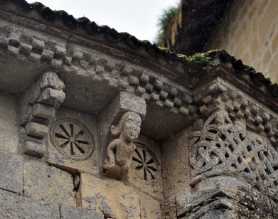 Modillons romans sur le chevet nord. Modillons romans sur le chevet nord.