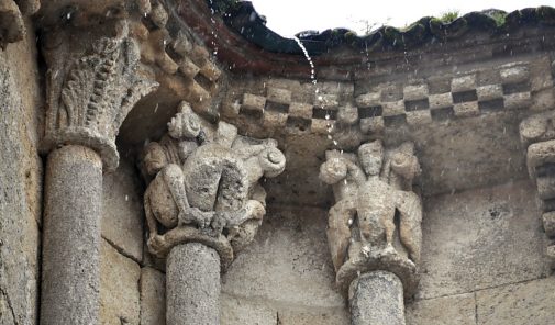 Des chapiteaux historiés dans le chevet nord représentent des animaux fantastiques. Des chapiteaux historiés dans le chevet nord représentent des animaux fantastiques.