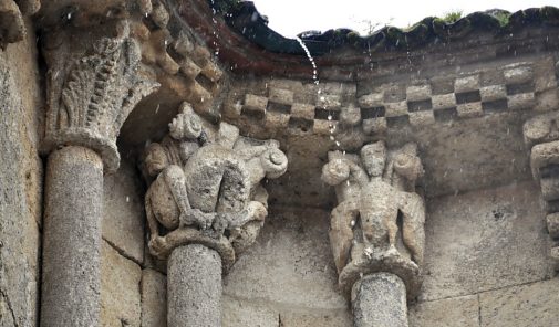 Des chapiteaux historiés dans le chevet nord représentent des animaux fantastiques.