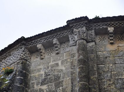 Chevet nord : modillons romans sous une ceinture ornée de billettes. Chevet nord : modillons romans sous une ceinture ornée de billettes.