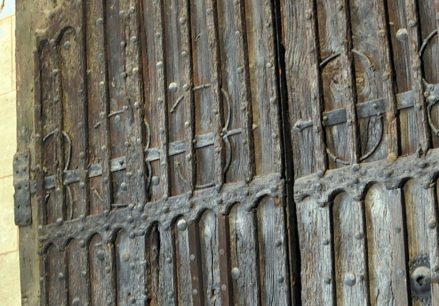 Partie d'un vantail du XIIIe siècle conservé dans le narthex Partie d'un vantail du XIIIe siècle conservé dans le narthex