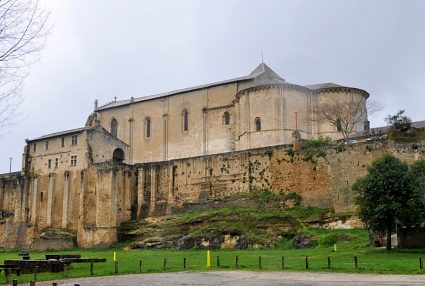 Vue d'ensemble de l'église depuis le bas de la muraille Vue d'ensemble de l'église depuis le bas de la muraille