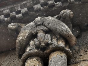 Chapiteau roman représentant un porteur de poisson.