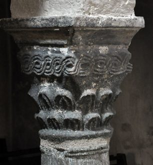 Chapiteau du Xe siècle dans le narthex. Chapiteau du Xe siècle dans le narthex.