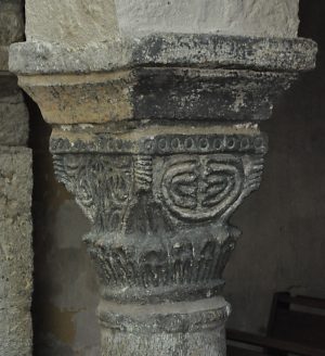 Chapiteau du Xe siècle dans le narthex. Chapiteau du Xe siècle dans le narthex.