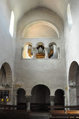 Le narthex et l'orgue de tribune.