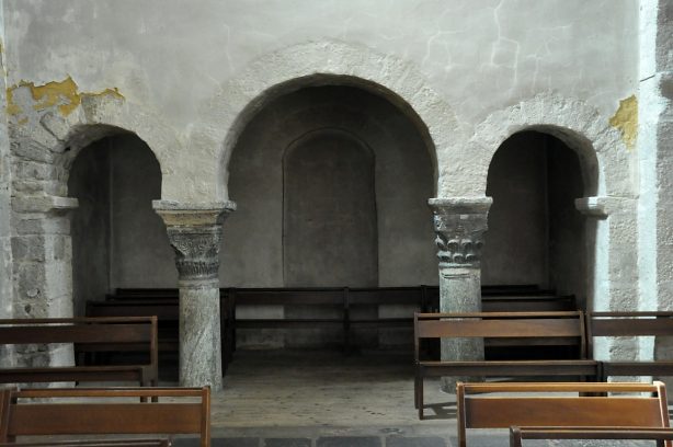 Le narthex du Xe siècle, ses trois arcades et ses deux chapiteaux.