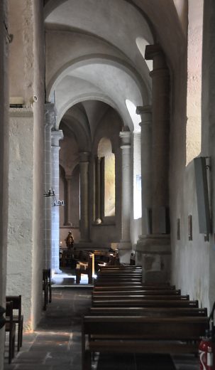 Le bas-côté sud et sa voûte en demi-berceau.