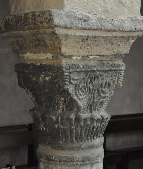 Chapiteau du Xe siècle dans le narthex. Chapiteau du Xe siècle dans le narthex.