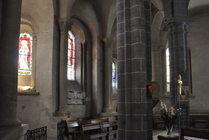 Le déambulatoire : chapelle SaintJoseph à gauche, chapelle de la Vierge derrière le pilier. Le déambulatoire : chapelle SaintJoseph à gauche, chapelle de la Vierge derrière le pilier.