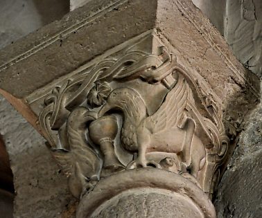 Chapiteau roman à oiseaux dans le déambulatoire. Chapiteau roman à oiseaux dans le déambulatoire.