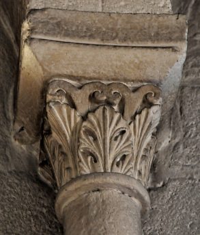 Chapiteau roman à feuilles d'acanthe dans le déambulatoire.