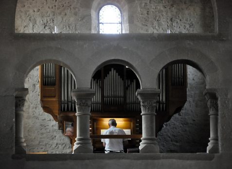 L'orgue de tribune et l'organiste.
