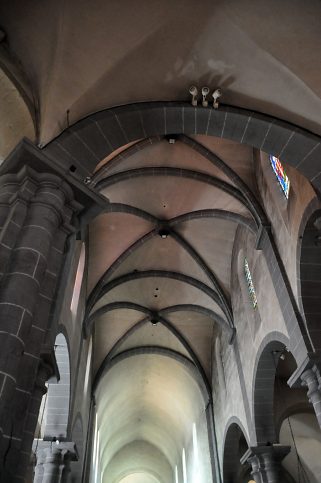 La voûte de la nef est en berceau, La voûte de la nef est en berceau,