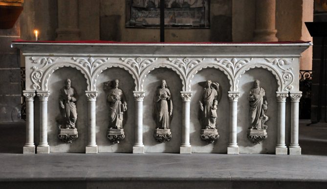 Le soubassement du maître-autel est orné des statues  du Sacré-Cœur et des quatre évangélistes.