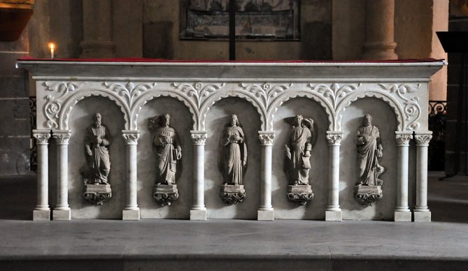 Le soubassement du maître-autel est orné des statues du Sacré-Cur et des quatre évangélistes. Le soubassement du maître-autel est orné des statues du Sacré-Cur et des quatre évangélistes.