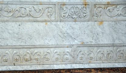 Rinceaux et motifs floraux dans le soubassement oriental du maîtreautel. Rinceaux et motifs floraux dans le soubassement oriental du maîtreautel.