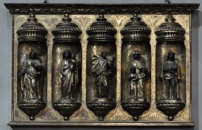 Cinq statues sous leurs dais dans une élévation. Cinq statues sous leurs dais dans une élévation.