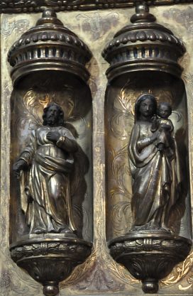Joseph et la Vierge et l'Enfant sous leur dais. Joseph et la Vierge et l'Enfant sous leur dais.