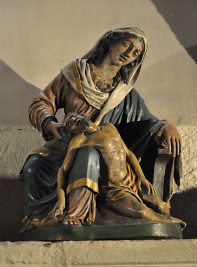 Piéta dans une chapelle rayonnante. Piéta dans une chapelle rayonnante.
