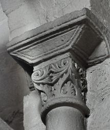Chapiteau dans une chapelle rayonnante. Chapiteau dans une chapelle rayonnante.