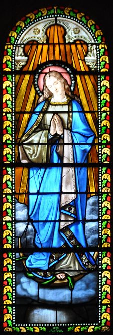 La Vierge écrasant le serpent. La Vierge écrasant le serpent.