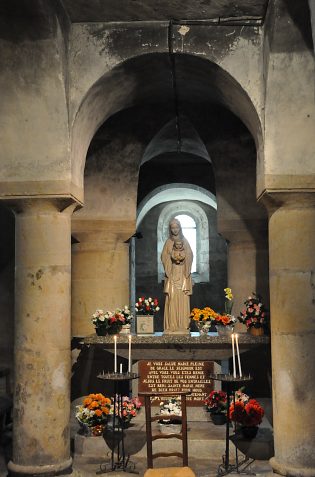 L'autel de la crypte et la statue d'Henri Charlier