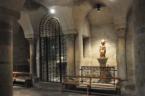 Vue de la crypte avec la statue en bois d'un évêque