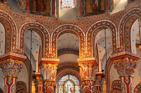 Les arcades du chœur et les chapiteaux romans.