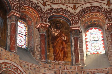 Saint Austremoine au milieu des peintures du chœur.