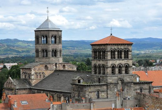 Les clochers de l'abbatiale (refaits partiellement au XIXe siècle)