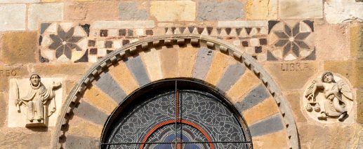 Les signes de la Vierge et de la Balance sur le fronton de la chapelle axiale