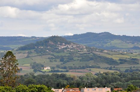 La Tour de Gevillat au sommet de la butte, au second plan.