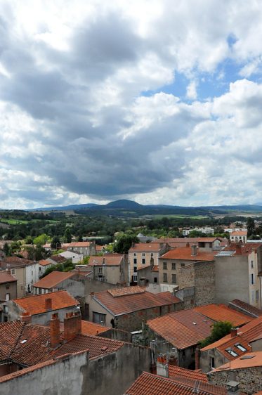 Toits de tuile et paysages sur un mont d'Auvergne