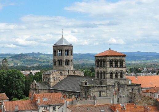 Les clochers de l'abbatiale Saint–Austremoine vus depuis la Tour