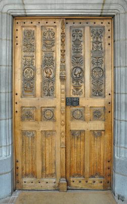 La porte du 1er étage et ses belles boiseries.