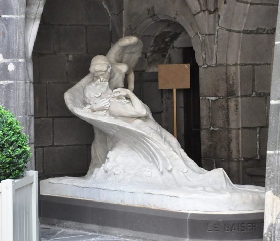 Groupe sculpt «Le Baiser de la Gloire» du sculpteur Raymond  Rivière (1884-1966).