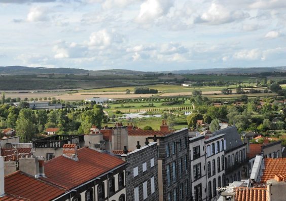 Vue de la campagne riomoise et des immeubles de la rue de l'Horloge.